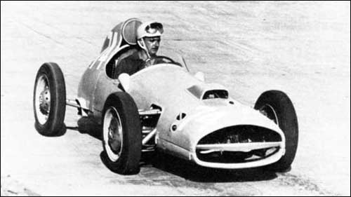 Жюльен за рулем самоделки на трассе в Монако, 1960 год. Лучшему квалификационному времени в классе Формула Junior, показанному Джимом Кларком, француз уступил полминуты