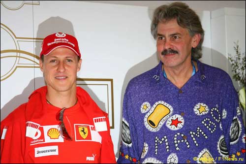 Гордон Марри поздравляет Михаэля Шумахера с победой в Гран При Сан-Марино 2006 года