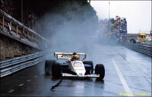 Имя Сенны все узнали после Гран При Монако 1984 года. Впоследствии бразилец одержал в княжестве шесть побед - этот рекорд не перекрыт и поныне