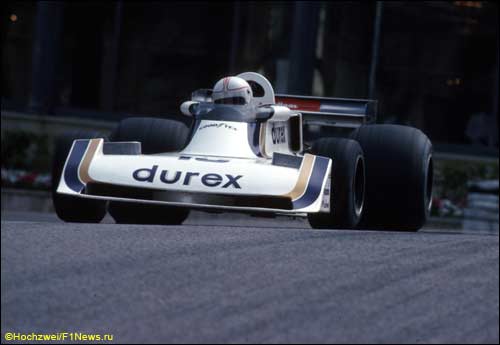 В 1976 году Алан был постоянным объектом насмешек из-за генерального спонсора команды Surtees, цвета которой он защищал
