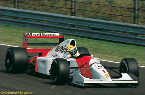 Красно белый автомобиль и пилотский шлем в цветах бразильского флага - это сочетание красок оставалось в Ф1 победным много лет
