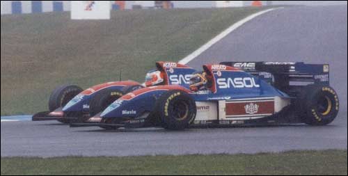 Бутсен сражается с напарником - Рубенсом Баррикелло - на Гран При Европы 1993 года