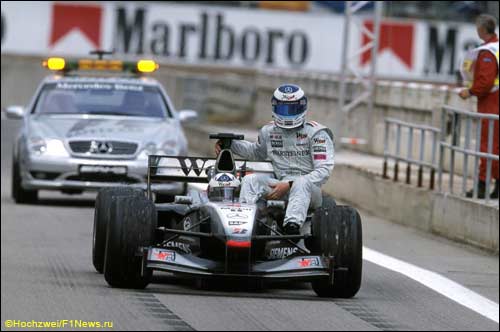 Дэвид подвозит Мику. Гран При Испании 2001 года