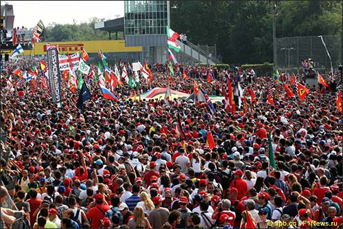 Толпа болельщиков, заполонившая старт-финишную прямую, после окончания Гран При Италии