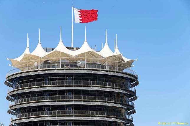 Государственный флаг Бахрейна над автодромом Сахир