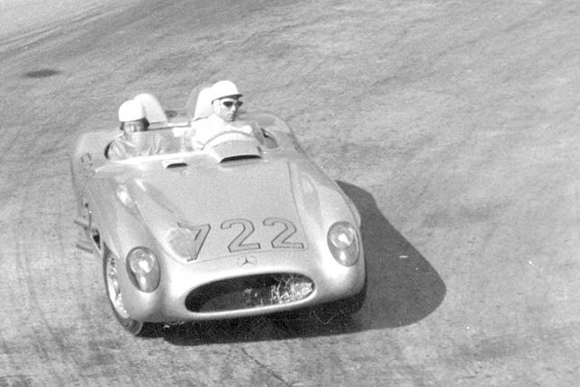 Стирлинг Мосс и его штурман Денис Дженкинсон на трассе Mille Miglia в 1955 году