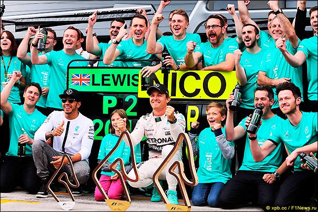 Команда Mercedes празднует победный дубль в Гран При Австрии 2015