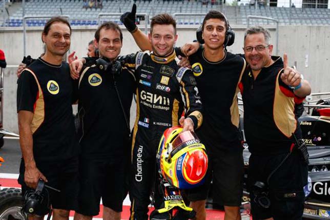 Команда Lotus поздравляет Матьё Ваксивьера с победой