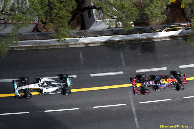 Льюис Хэмилтон отражает атаки Даниэля Риккардо на Гран При Монако