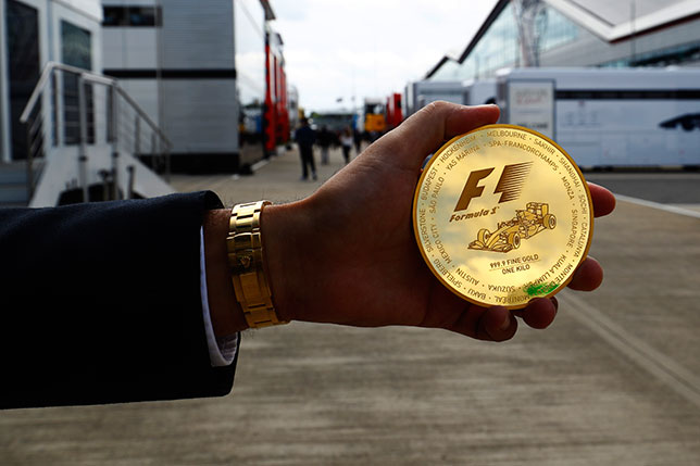 Коллекционная золотая монета весом в 1 кг, посвящённая Формуле 1