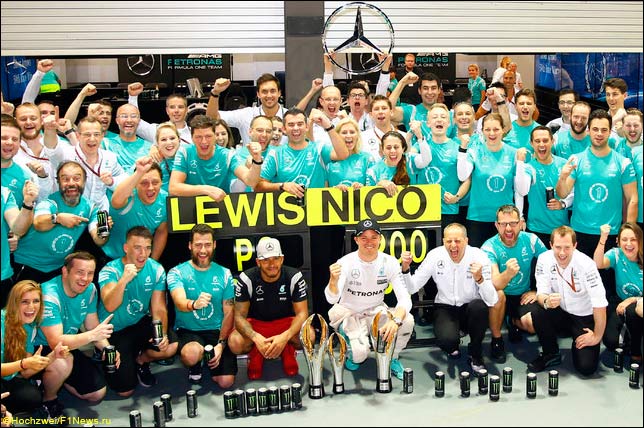 В Mercedes празднуют победу Росберга