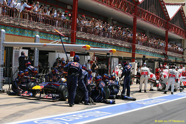 Механики Red Bull Racing обслужиают машину Себастьяна Феттеля, Гран При Европы 2010 года