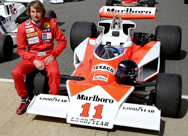 Фредди Хант и чемпионская машина McLaren M23, на которой его отец выиграл титул в 1976 году