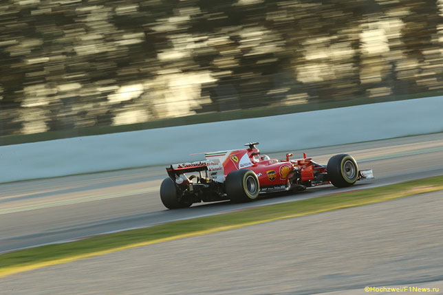 Кими Райкконен за рулём Ferrari SF70H на тестах в Барселоне