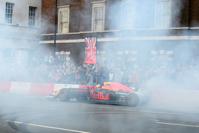 Даниэль Риккардо во время шоу F1 Live в Лондоне, фото пресс-службы Red Bull Racing