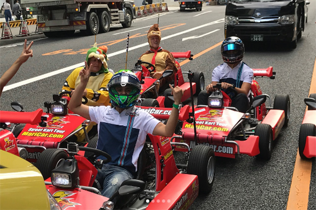 Гонщики Williams на улицах Токио за рулём Mario Karts
