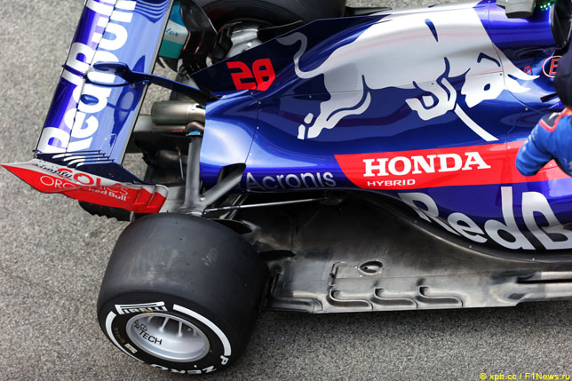 Логотип Honda на машине Toro Rosso