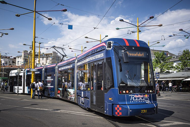 Трамвай, выкрашенный в цвета Red Bull, на улицах Граца, фото пресс-службы Red Bull