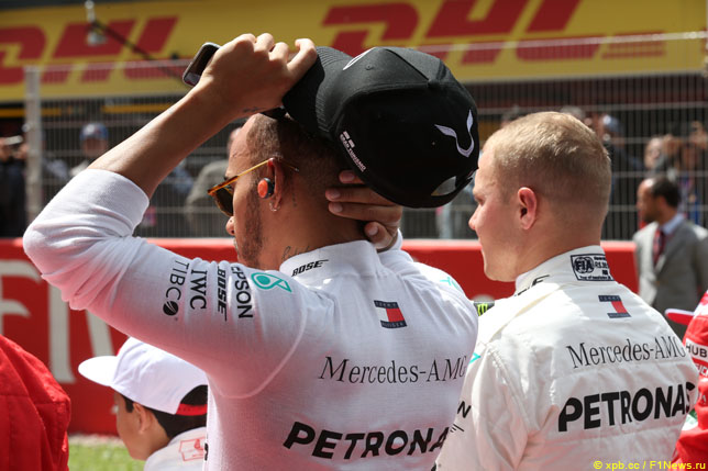 Гонщики Mercedes на официальной церемонии открытия перед Гран При Испании