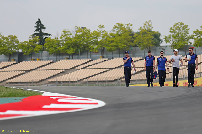 Перед началом сезоне на трассе в Барселоне было полностью заменено покрытие, Пьер Гасли с инженерами Toro Rosso готовятся к Гран