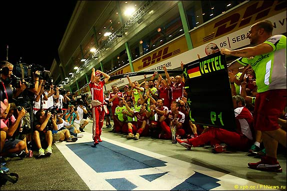 Ferrari празднует победу в Гран При Сингапура 2015