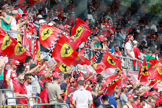 Болельщики Ferrari на трибунах в Монце