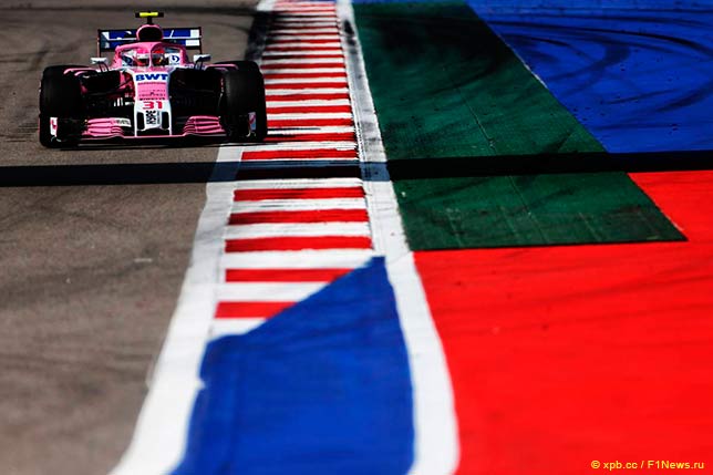 Машина команды Force India на трассе в Сочи