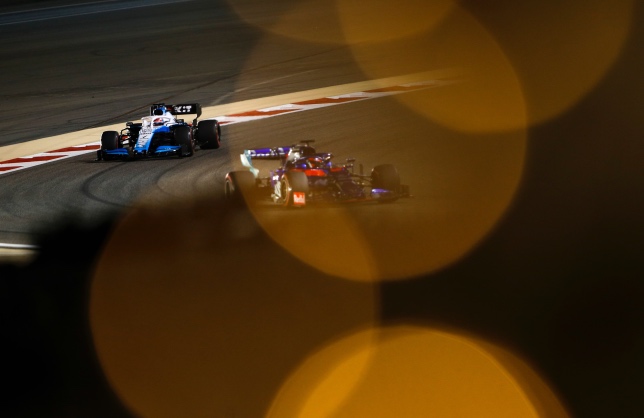 Машины Toro Rosso и Williams на трассе в Бахрейне