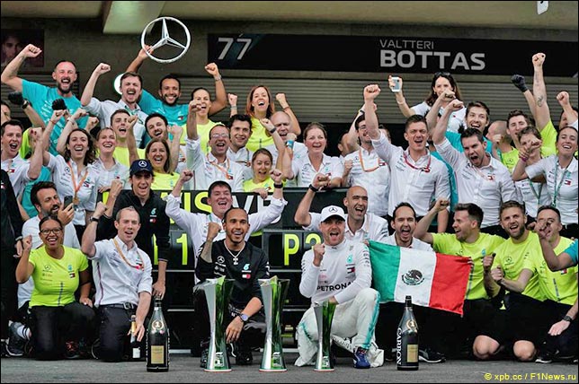 В Mercedes празднуют победу в Мехико