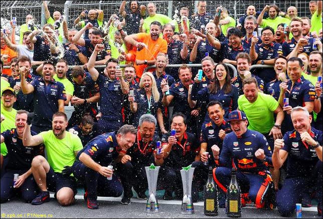 В Red Bull Racing празднуют победу Ферстаппена
