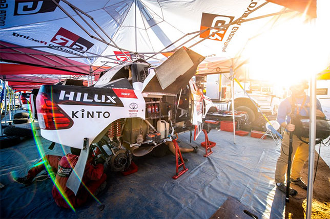 Команда Toyota Gazoo Racing готовит машины к продолжению ралли-рейда