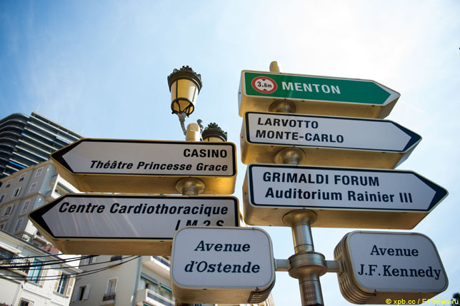 Уличные указатели в Монако