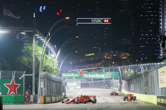 Себастьян Феттель лидирует на трассе в Сингапуре, 2019 год