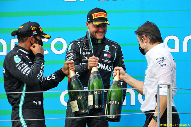 Команда Mercedes празднует победу на Гран При Венгрии