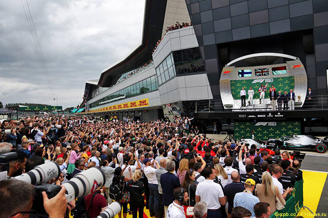 Болельщики приветствуют Льюиса Хэмилтона, победителя Гран При Великобритании 2019 года