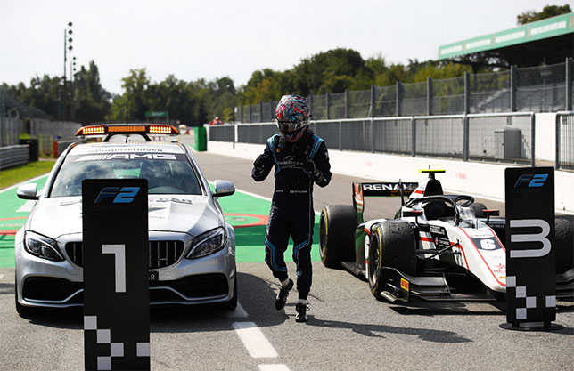 На церемонию награждения победитель гонки приехал на медицинском автомобиле FIA, фото Формулы 2