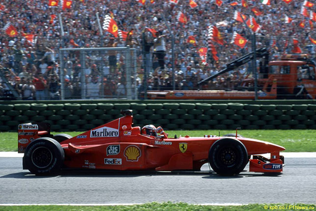 Михаэль Шумахер, победитель Гран При Сан-Марино 1999 года, проезжает мимо трибун в повороте Rivazza