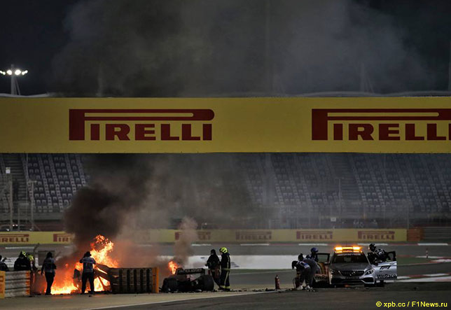 Медицинский автомобиль FIA (справа) на месте аварии машины Романа Грожана
