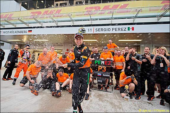 Команда Force India отмечает третье место в Гран При России 2015