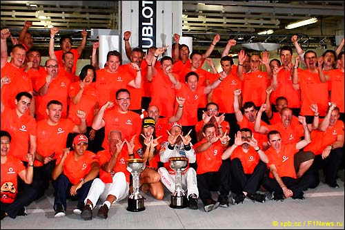 Команда McLaren празднует победу в Гран При Японии 2011