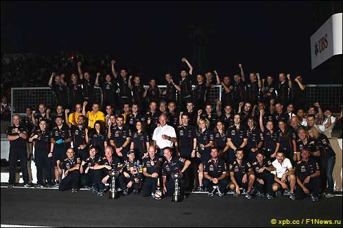 Команда Red Bull празднует победу Себастьяна Феттеля в Гран При Японии 2012