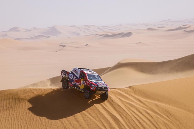 Toyota Hilux Нассера Аль-Аттии прекрасно справляется с дюнами в пустыне Саудовской Аравии, фото пресс-службы Дакара