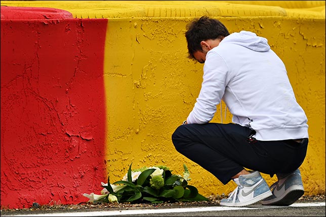 Пьер Гасли у места гибели Антуана Юбера. Фото: пресс-служба Формулы 1