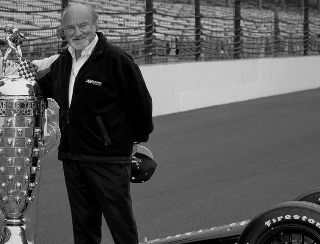 Кевин Келкховен с победным трофеем, завоёванным его командой в Indy 500, фото XPB