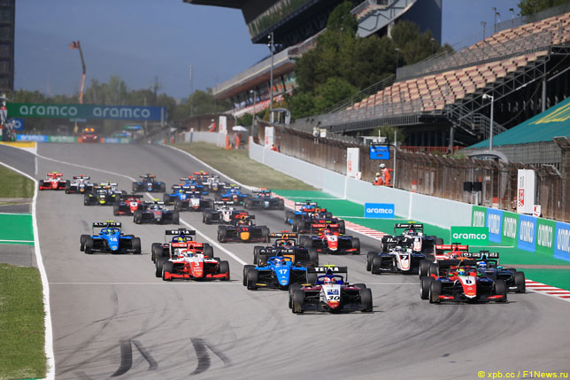 Старт гонки Формулы 3 в Барселоне, 2021 год