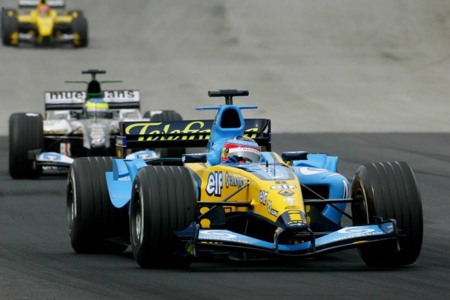 Фернандо Алонсо за рулём Renault R24 на Гран При Бразилии 2004 года, фото XPB