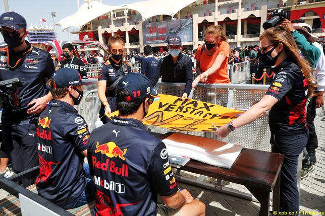 Гонщики Red Bull Racing Макс Ферстаппен и Серхио Перес раздают автографы