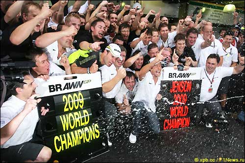 Команда Brawn GP отмечает победу в личном зачёте и Кубке Конструкторов