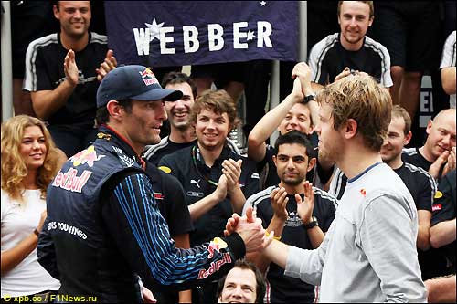 Себастьян Феттель поздравляет Марка Уэббера с победой в Гран При Бразилии