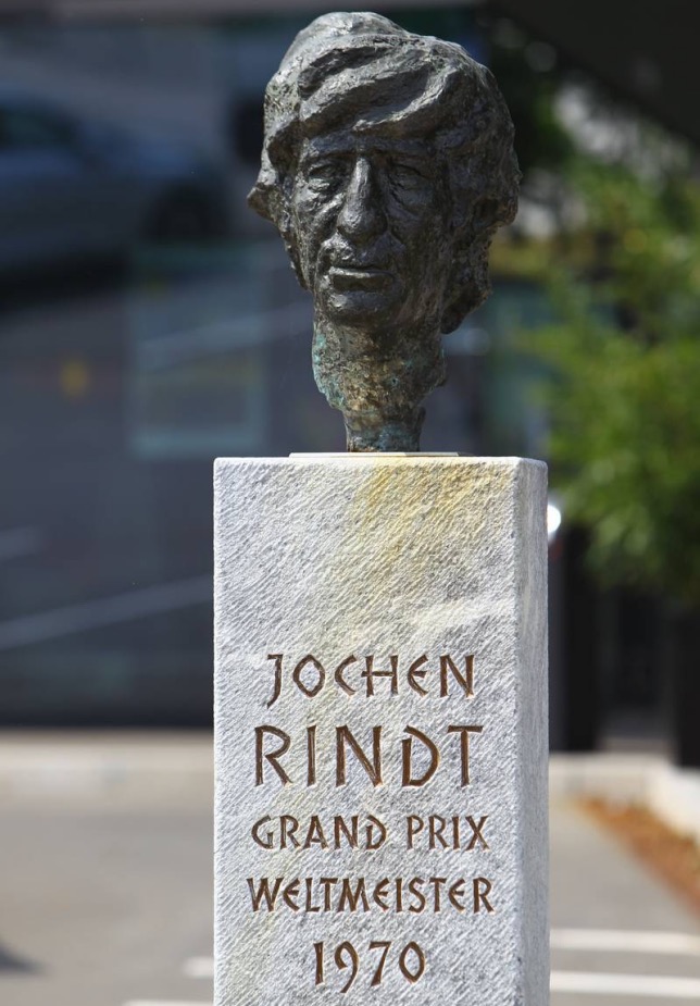Памятник Йохену Риндту, установленный на австрийском автодроме Red Bull Ring, фото XPB